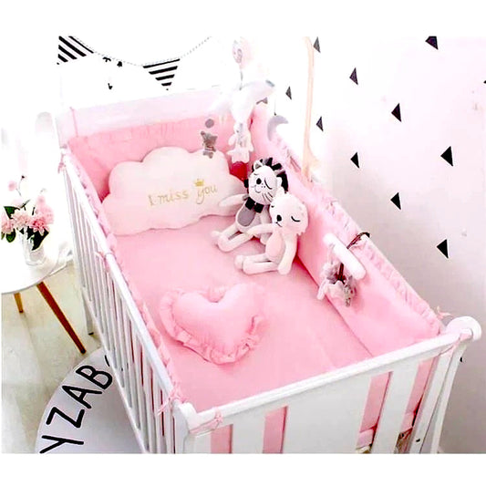 Tour de lit respirant rose pour bébé, en tissu doux et aéré, installé dans un lit à barreaux pour une protection tout en légèreté