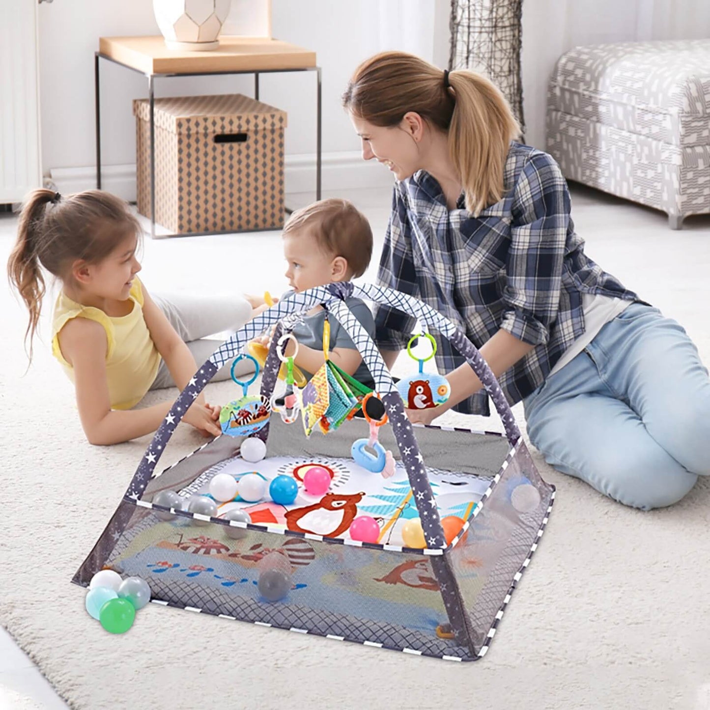 Un moment de douceur : bébé explore en toute sécurité le tapis en mousse Baby Energy™, sous la surveillance souriante de sa maman."