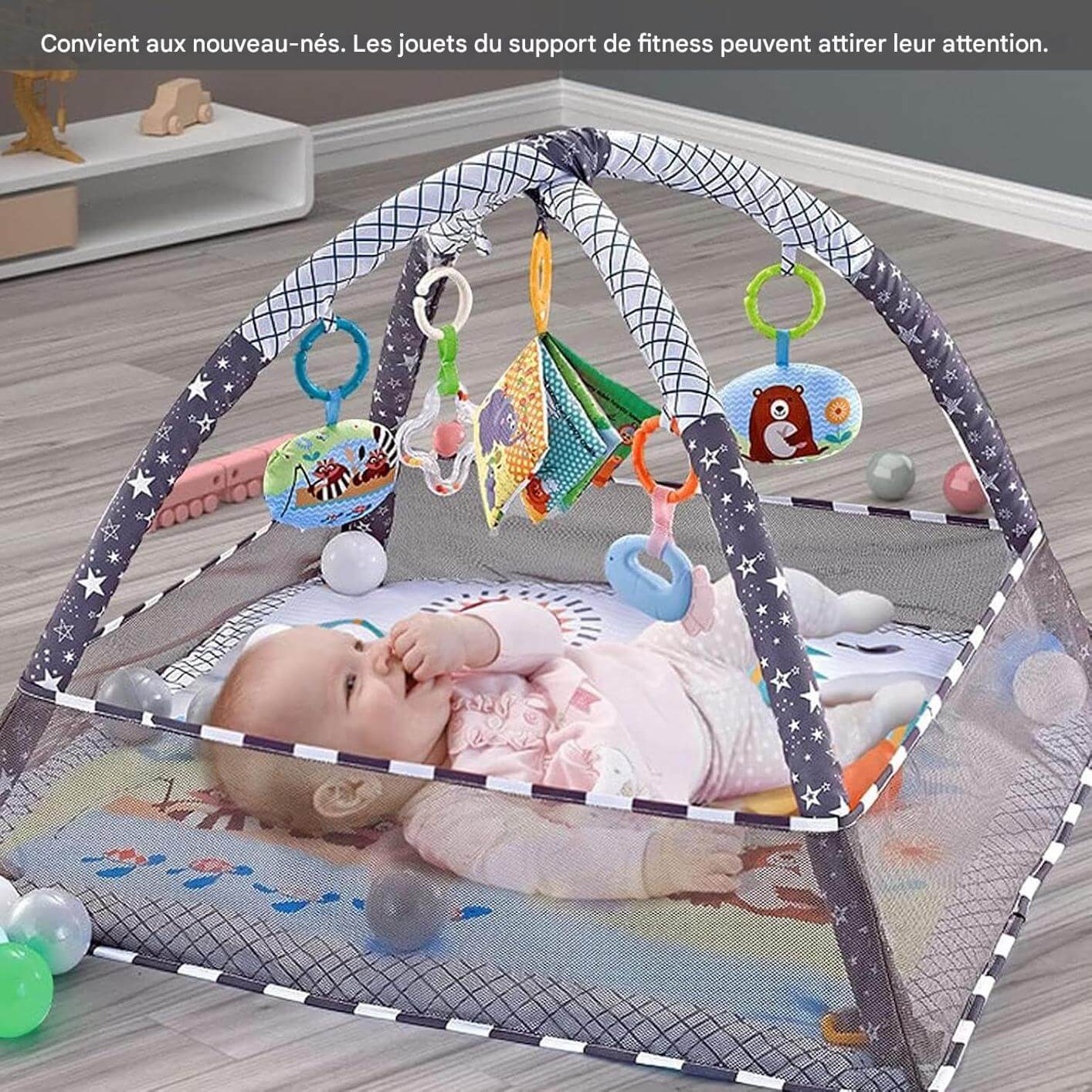 Tapis d'éveil pour nouveau-nés avec jouets suspendus pour attirer leur attention.