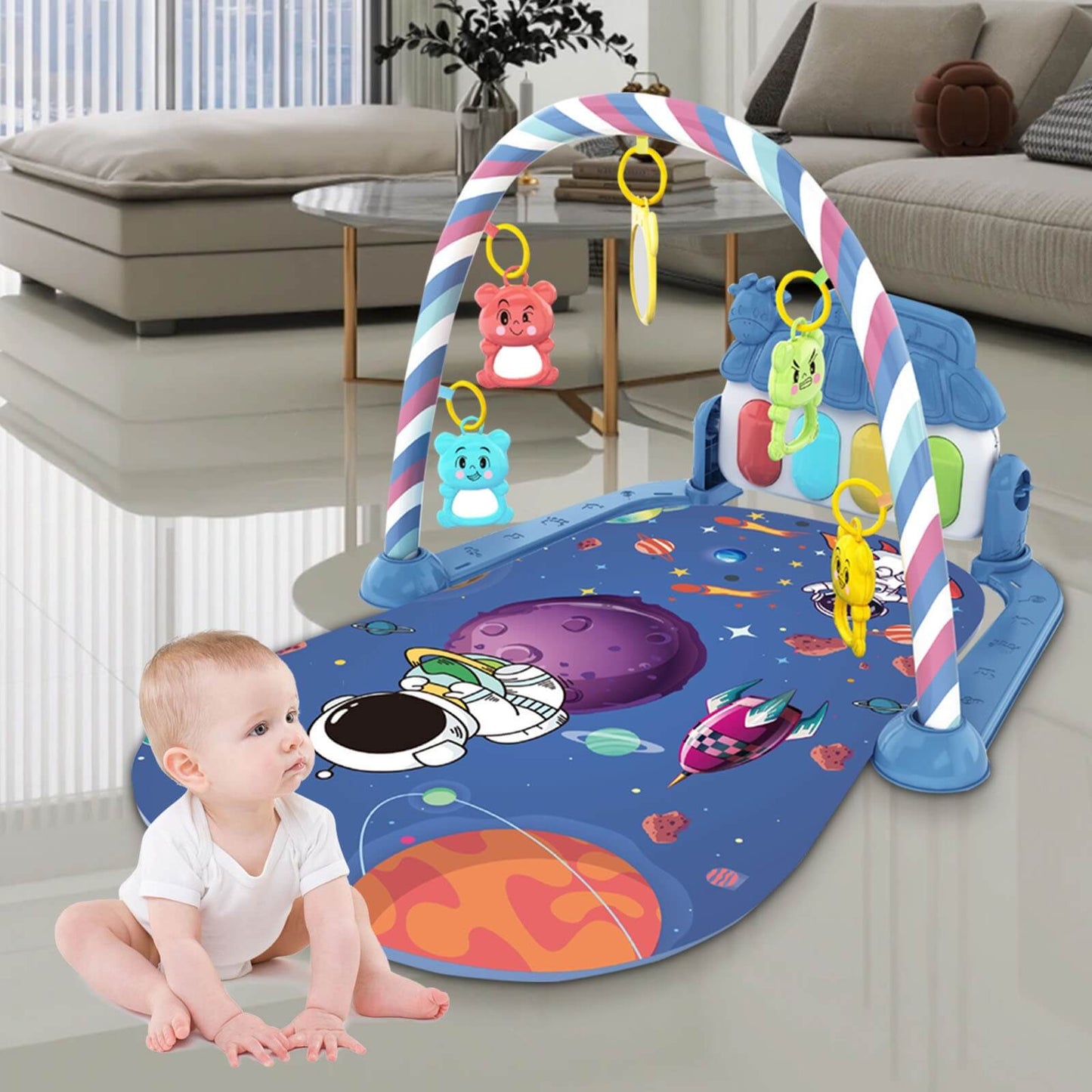 Bébé explorant le Tapis d'Éveil Bébé - Petit Astronaute™ avec piano musical et jouets suspendus à thème spatial