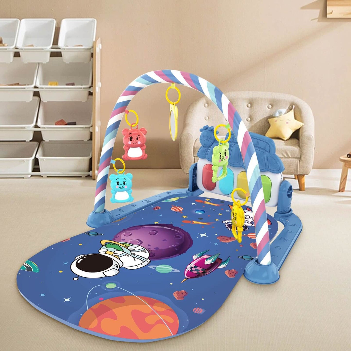 Suspension de jouets ludiques sur le Tapis d'Éveil Bébé - Petit Astronaute™, pour l'éveil visuel et tactile du bébé