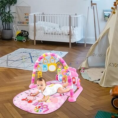 Bébé allongé sur le tapis d’éveil Playful Giraffe en train de jouer avec les jouets suspendus"