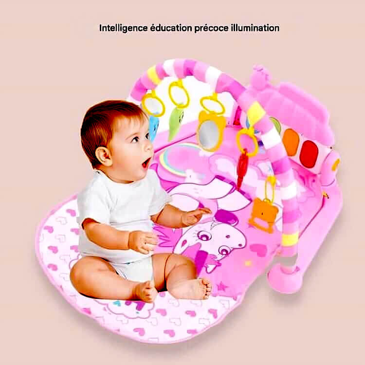 Bébé jouant sur un tapis d’éveil sensoriel avec jouets suspendus