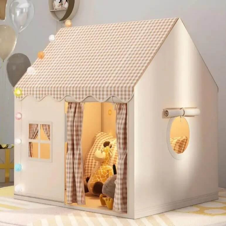 Vue intérieure du tipi enfant en tissu khaki avec espace de jeu spacieux