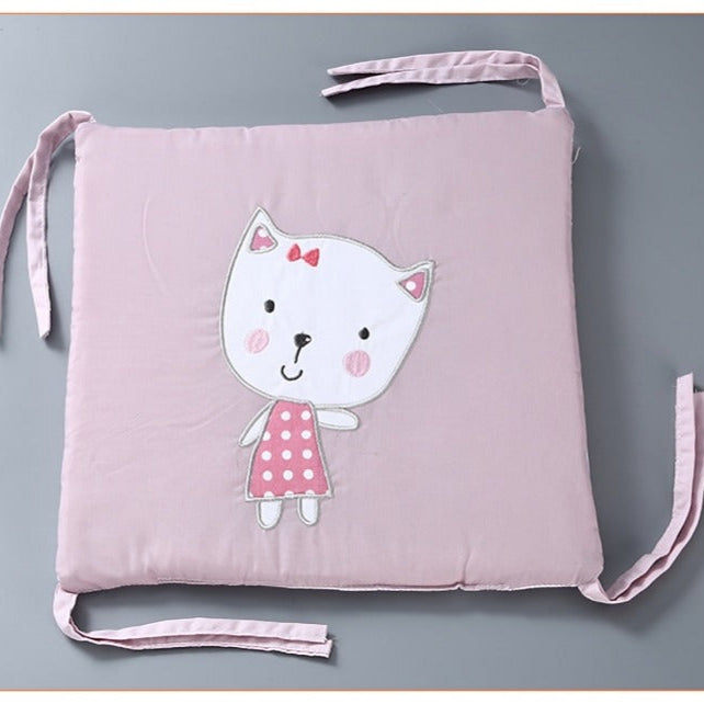 Design moderne et apaisant en tons pastel pour la chambre de bébé.