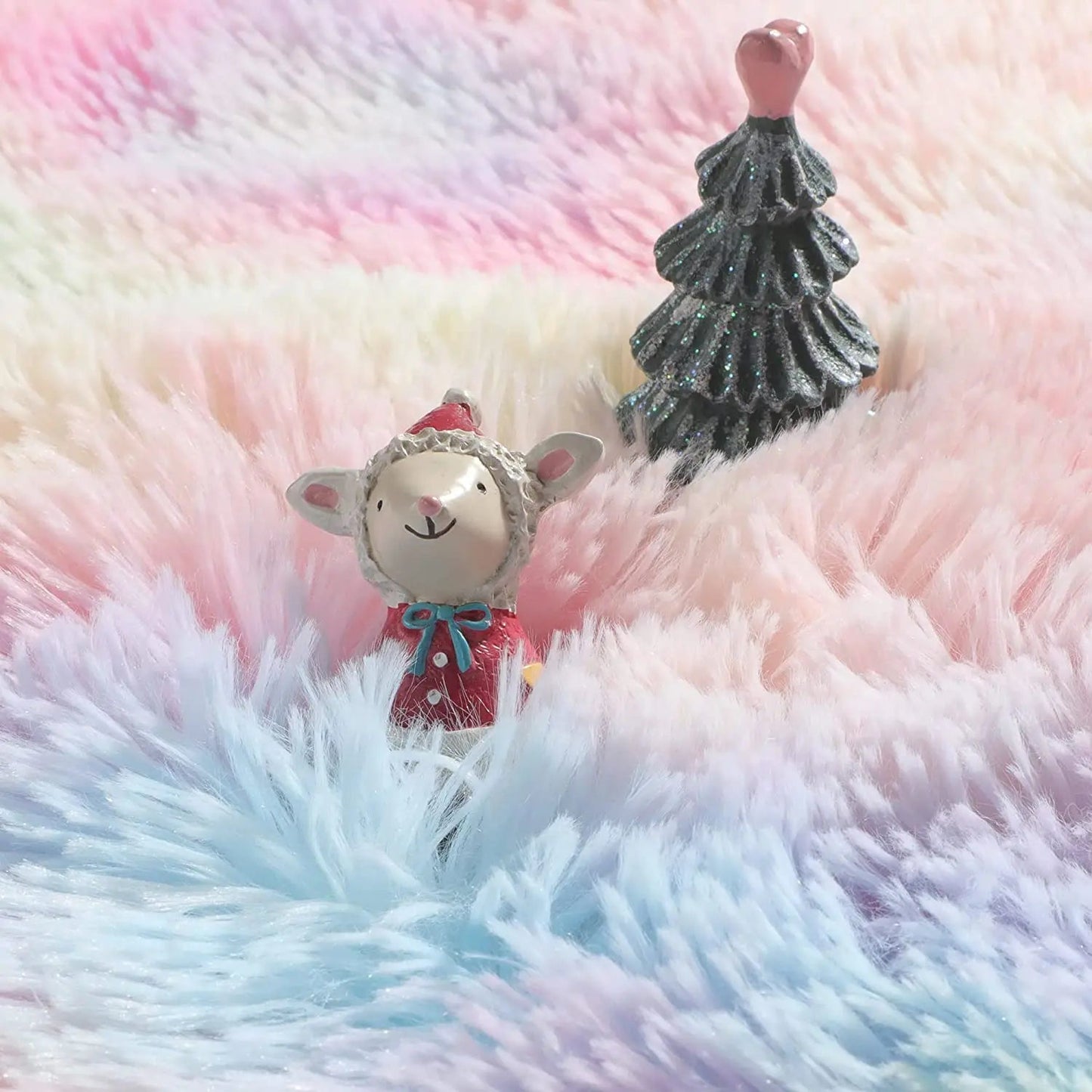 Tapis HairyRugs™ coloré et design, assorti à la décoration d’une salle de jeux pour enfant.