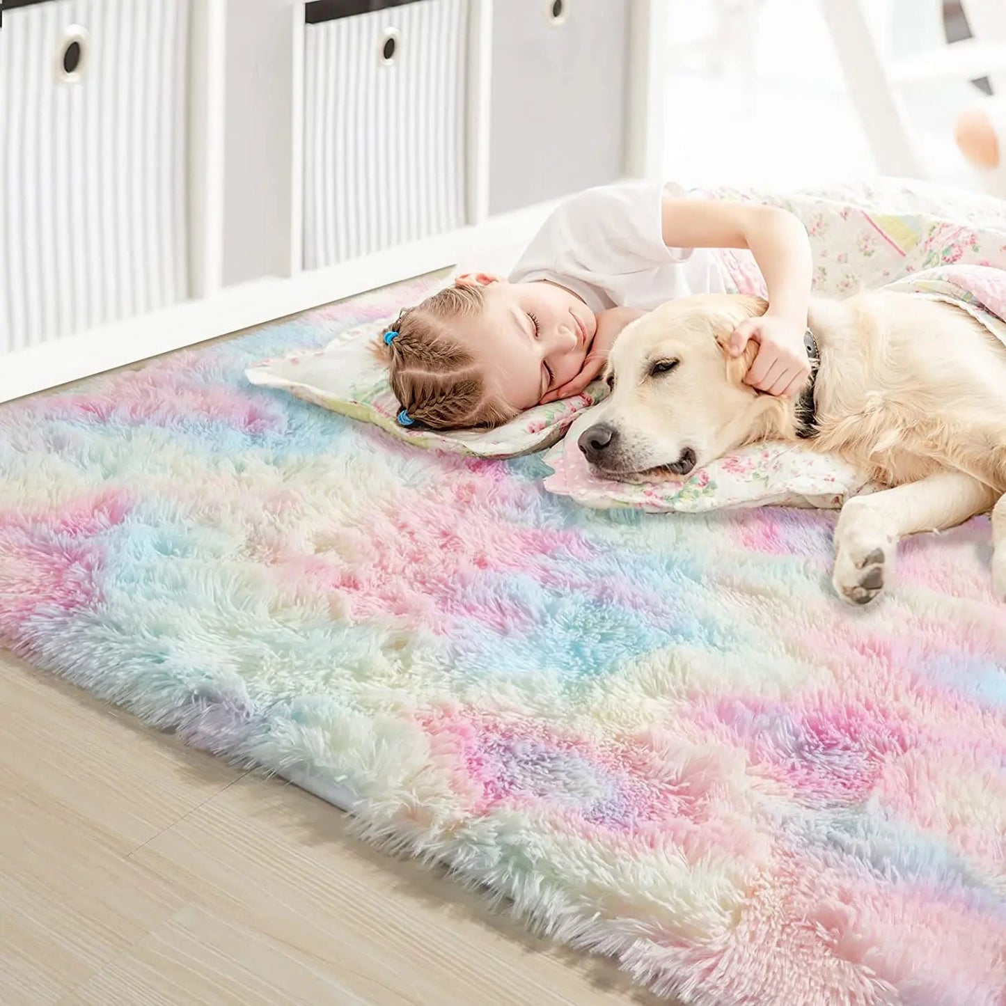 Enfant jouant joyeusement sur un tapis HairyRugs™, profitant du confort moelleux et sécurisé.
