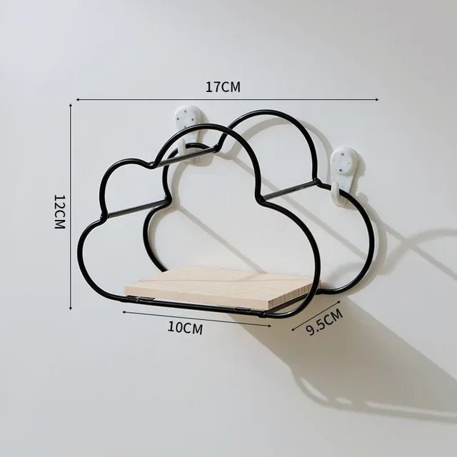 KidWallShelf™ accrochée au mur avec des objets pour illustrer ses proportions réelles.