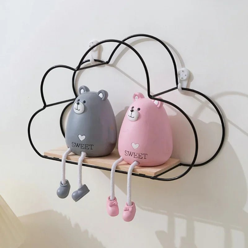 Vue rapprochée de l'étagère KidWallShelf™ mettant en valeur la combinaison du bois naturel et du fer en forme de nuage