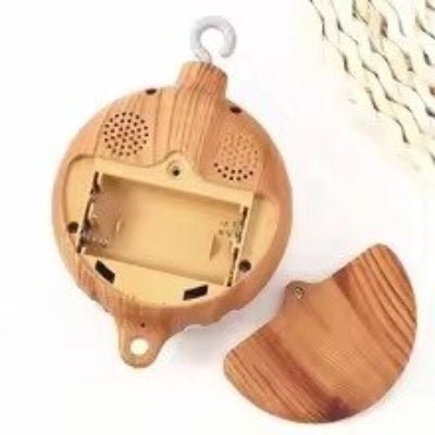 Mobile bébé alimenté par 2 piles AA, offrant une autonomie pratique et facile à remplacer."