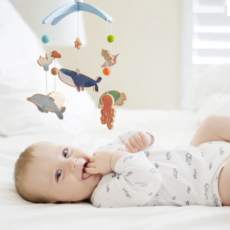 Mobile bébé thème océan en bois avec animaux marins suspendus"