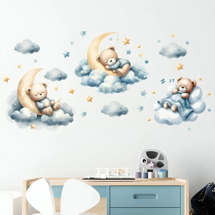 Chambre d’enfant transformée en univers féerique grâce aux stickers Baby Bears On Clouds, faciles à poser"