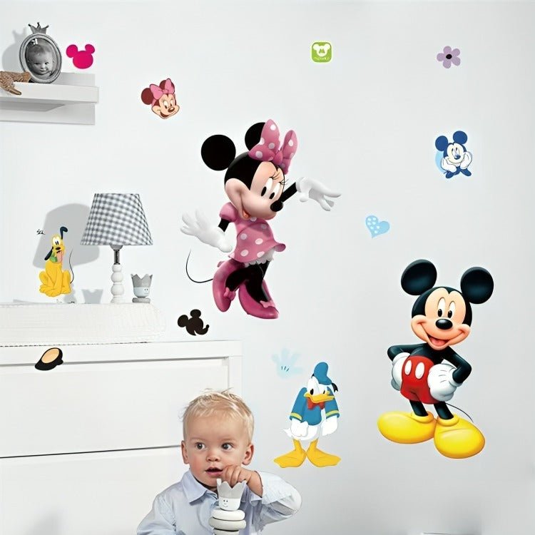 Chambre d’enfant transformée en univers enchanté grâce aux stickers muraux Disney - ambiance joyeuse et colorée"
