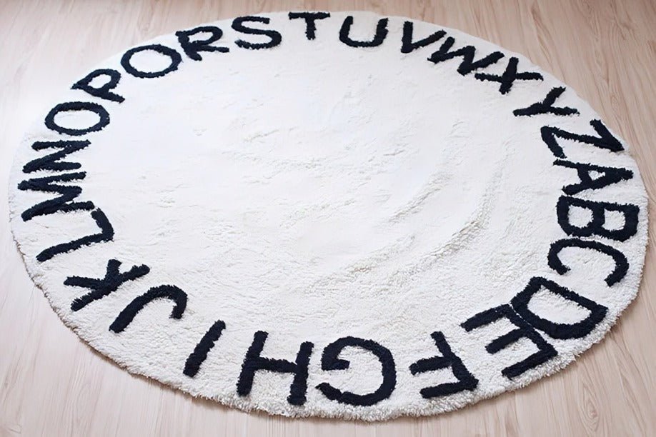Motifs de l’alphabet en cercle sur le tapis pour bébé, avec finition douce et rembourrée.blamc