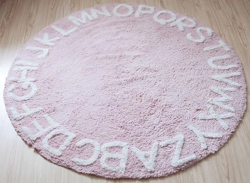 Motifs de l’alphabet en cercle sur le tapis pour bébé, avec finition douce et rembourrée.