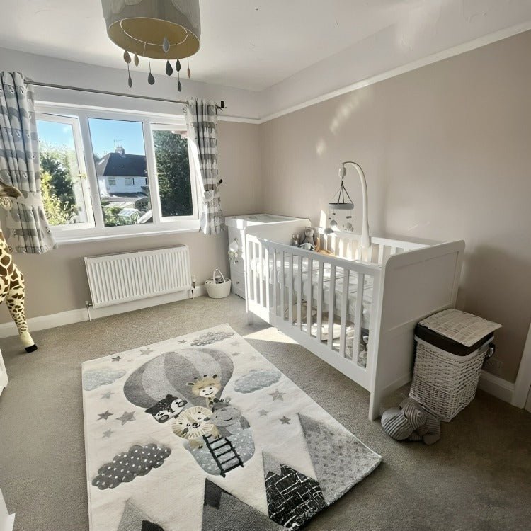 Tapis chambre bébé Jungle Joy Mat avec motifs jungle colorés et animaux adorables sur sol en bois clair
