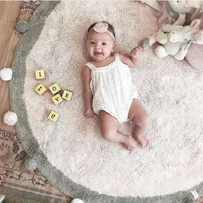 Tapis de sol pour bébé Sweet Cozy installé dans une chambre d’enfant moderne et épurée