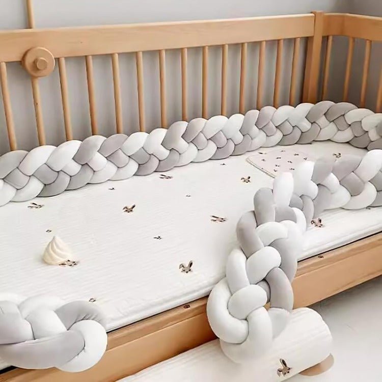 Alliant douceur et sécurité, il protège bébé des barreaux tout en apportant une touche élégante à sa chambre.