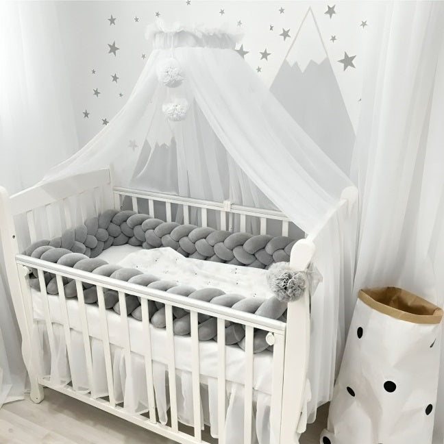 Avec sa teinte gris doux et son motif tressé, le Tour de Lit Tressé - SoftGray™ apporte une touche de sophistication tout en créant une atmosphère calme et agréable dans la chambre de bébé.