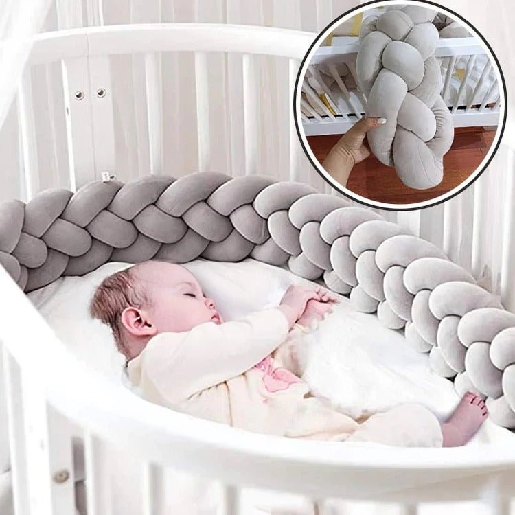 Offrez à bébé une protection optimale et un espace sécurisé avec le Tour de Lit Tressé - SoftGray™. Élégant et pratique, il s’adapte à tous les lits, poussettes et berceaux pour un sommeil paisible.