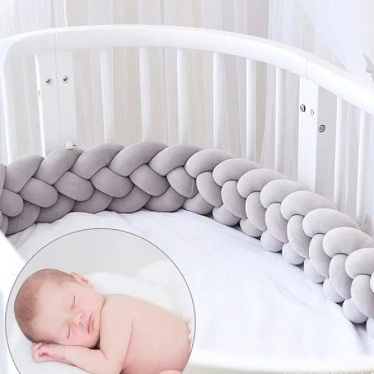 Le Tour de Lit Tressé - SoftGray™ allie velours cristal et coton PP pour une douceur extrême et une résistance à toute épreuve, offrant à bébé un cocon de confort et de sécurité.