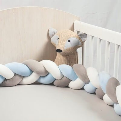 La sensation douce et apaisante de la Tresse De Lit Bébé - BlueMist™ encourage un sommeil profond et réparateur