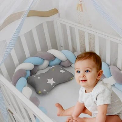 la Tresse De Lit Bébé - BlueMist™ s'adapte au lit, au parc ou en voyage, pour un sentiment de sécurité où que vous soyez.