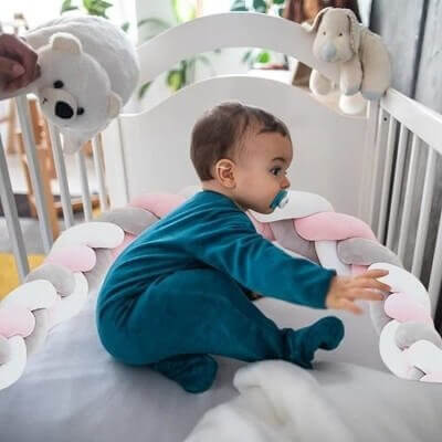 Tresse de lit bébé Graypearl Pink Élégante - protection douce pour berceau en tissu perlé gris-rose-blanc