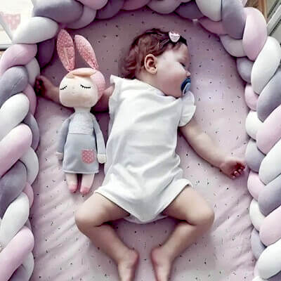 Tresse De Lit Bébé - Graypearl Pink™ Ses tons doux de gris, rose et blanc s'intègrent parfaitement à tout décor, créant un espace apaisant et harmonieux pour votre bébé.