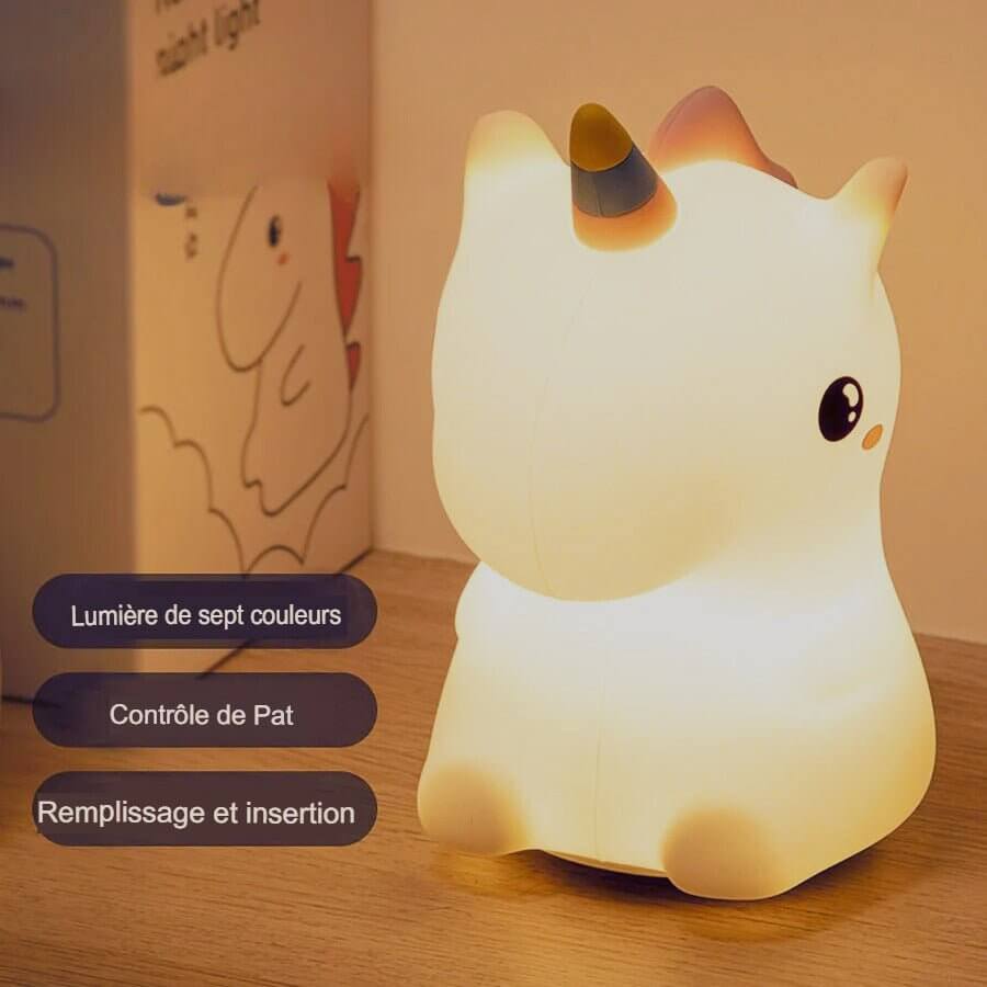 Ambiance nocturne dans une chambre de bébé avec la veilleuse licorne diffusant une lumière tamisée rassurante.