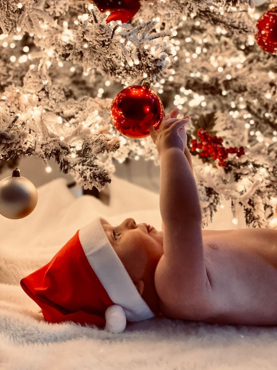 Bébé jouant avec des décorations de Noël