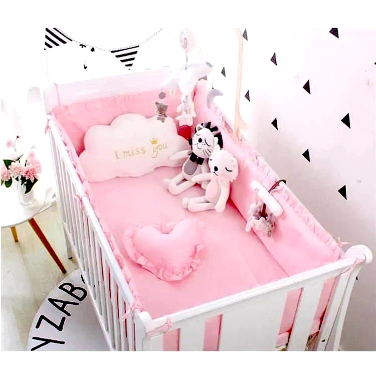 Tour de lit respirant rose pour bébé, en tissu doux et aéré, installé dans un lit à barreaux pour une protection tout en légèreté