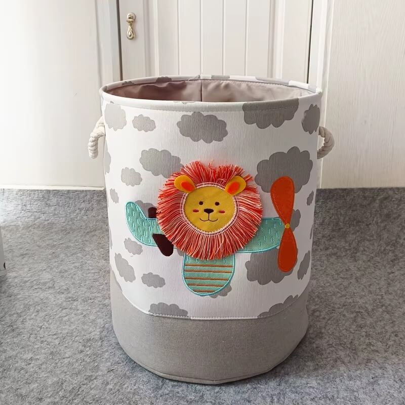Boîte de rangement enfant motif lion dans une chambre colorée