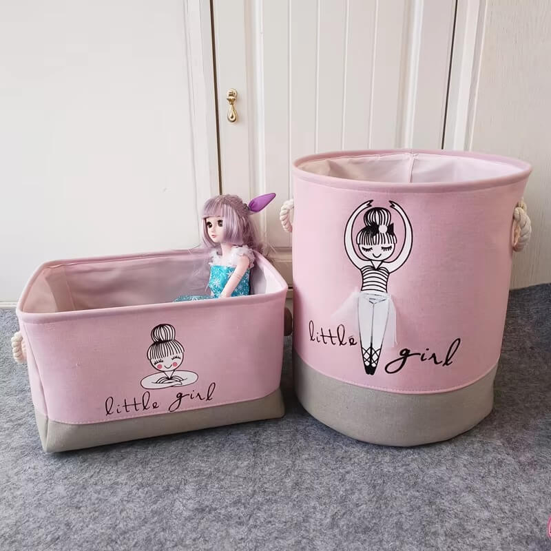 Panier de rangement pour jouets bébé en coton naturel posé dans une chambre d'enfant bien décorée