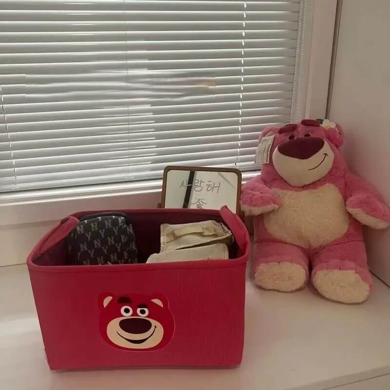 Vue rapprochée du motif l’Ourson sur boîte de rangement tissu rouge
