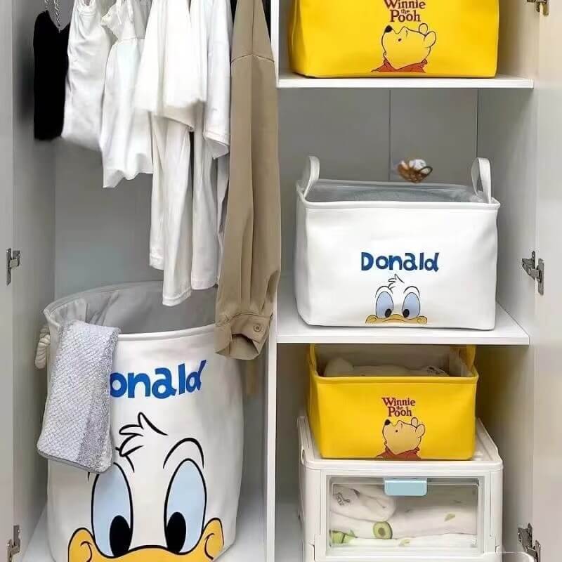 Boîtes de rangement Disney assorties sur étagère décorative pour bébé