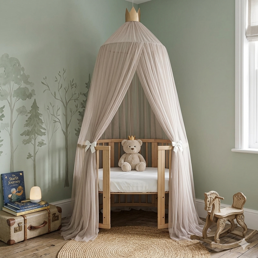 Ciel de lit Khaki Star™ décoratif avec style élégant dans une chambre bébé moderne.