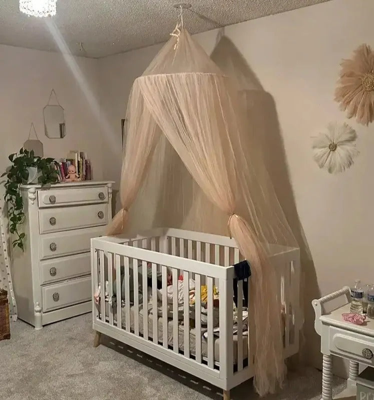 Ciel de lit bébé Khaki Star™ créant un espace cocooning et rassurant dans une chambre enfant.