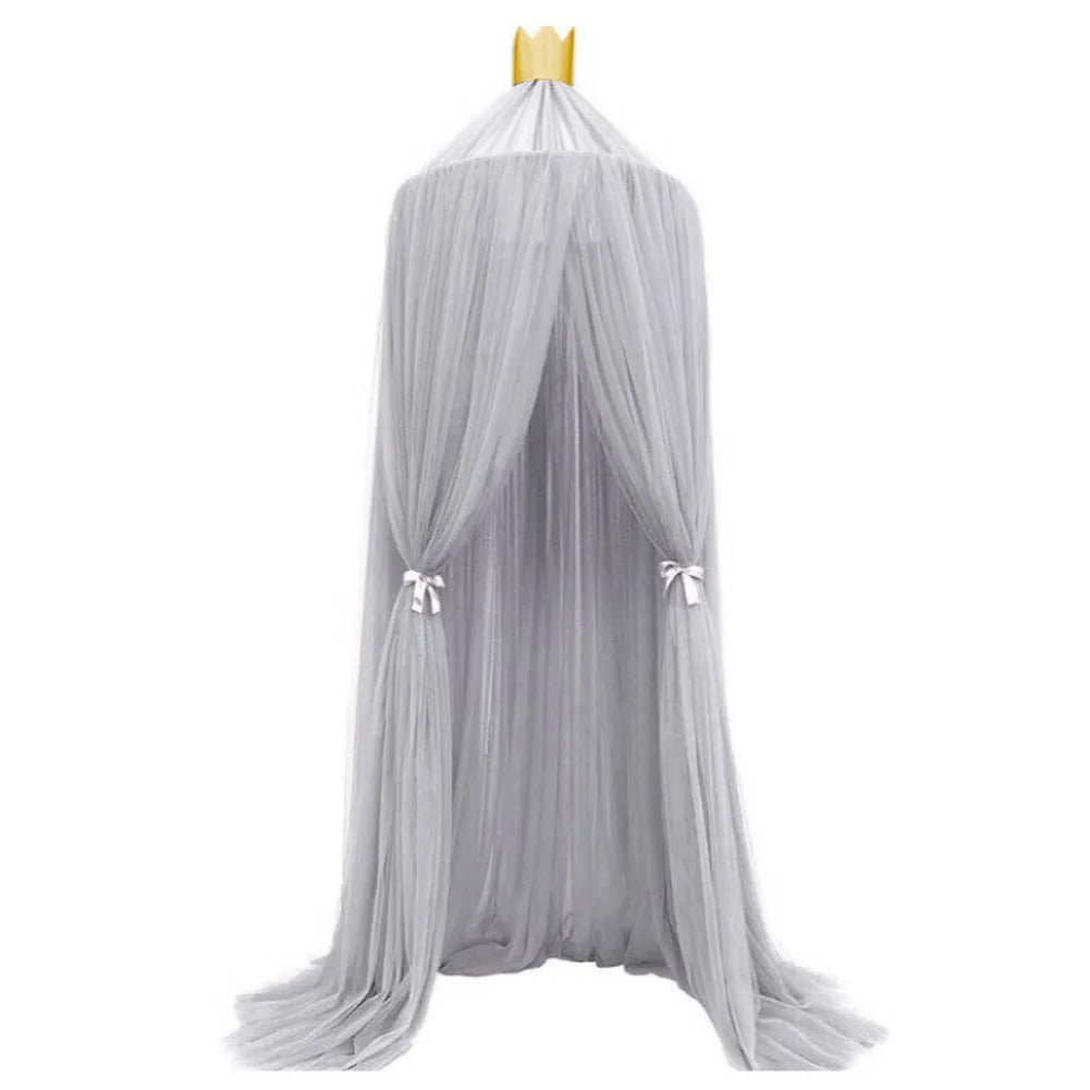 Ciel de lit bébé gris haut de gamme pour nursery chic et minimaliste