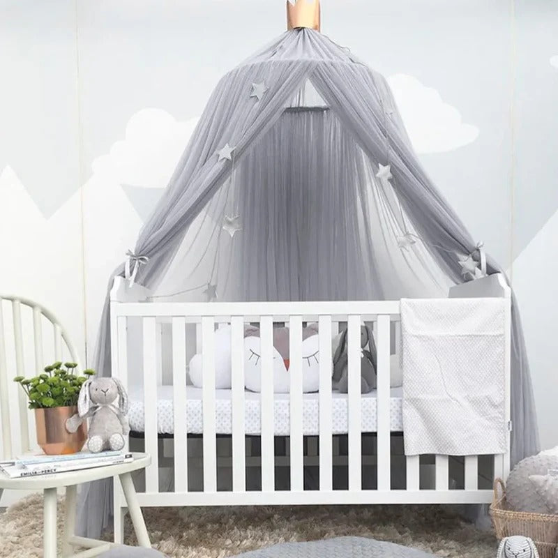 oile de lit bébé gris Luxe Gray suspendu pour une chambre bébé apaisante