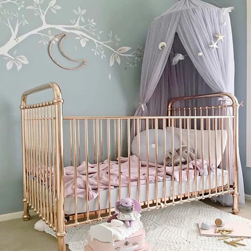 Ciel de lit bébé gris doux et respirant pour espace de sommeil confortable