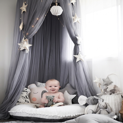 Ciel de lit bébé gris style nordique créant une ambiance cocooning pour enfant