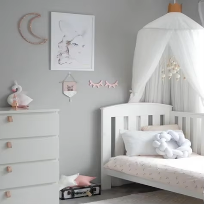 Ciel de lit bébé blanc avec tissu léger pour une décoration élégante