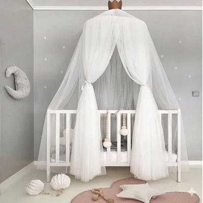 Voilage blanc pour lit bébé créant une ambiance apaisante et chaleureuse