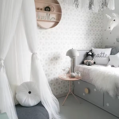 Ciel de lit blanc pour bébé idéal pour aménager un coin cocooning