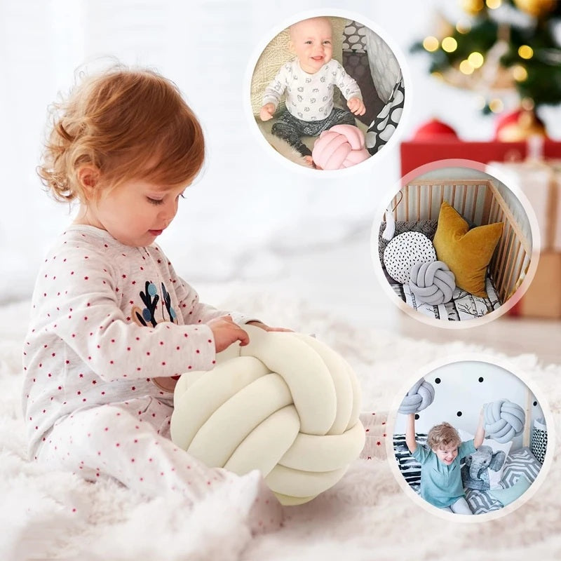 Coussin rond pour lit bébé avec bébé souriante