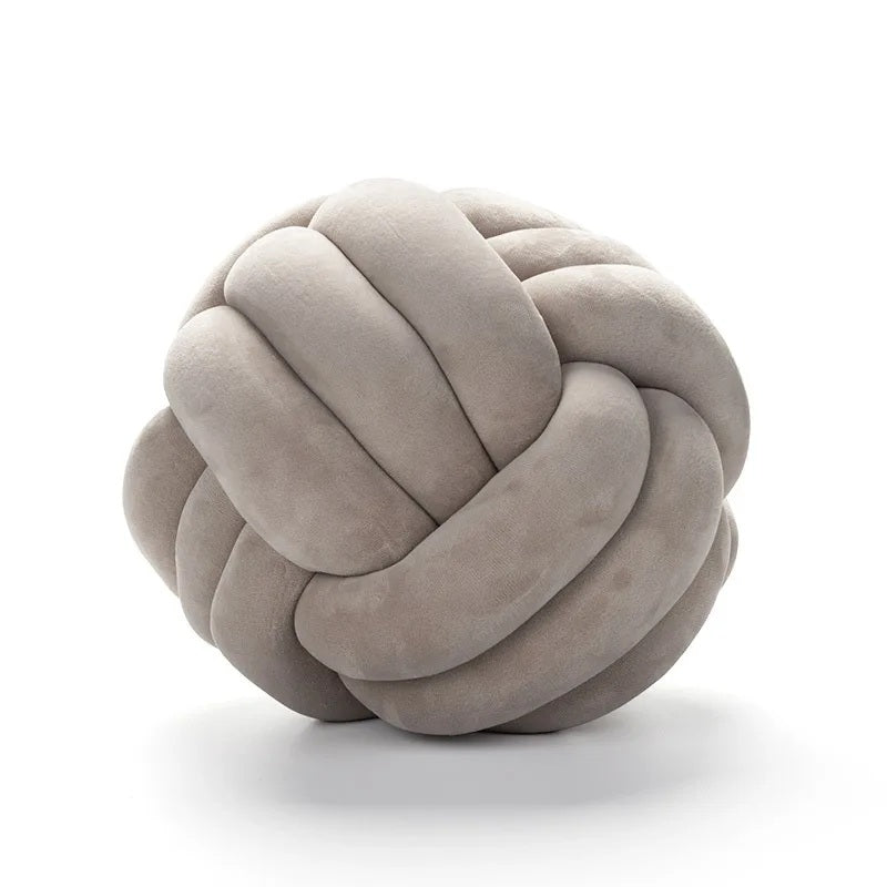 Coussin boule gris noué pour lit bébé