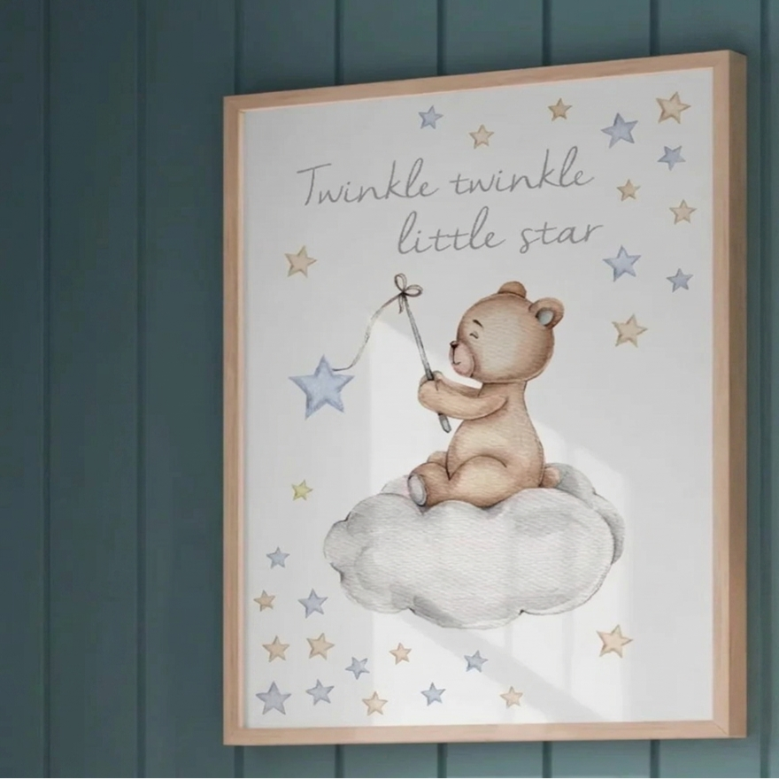 Ourson tenant des ballons bleus dans une affiche décorative pour chambre de bébé.