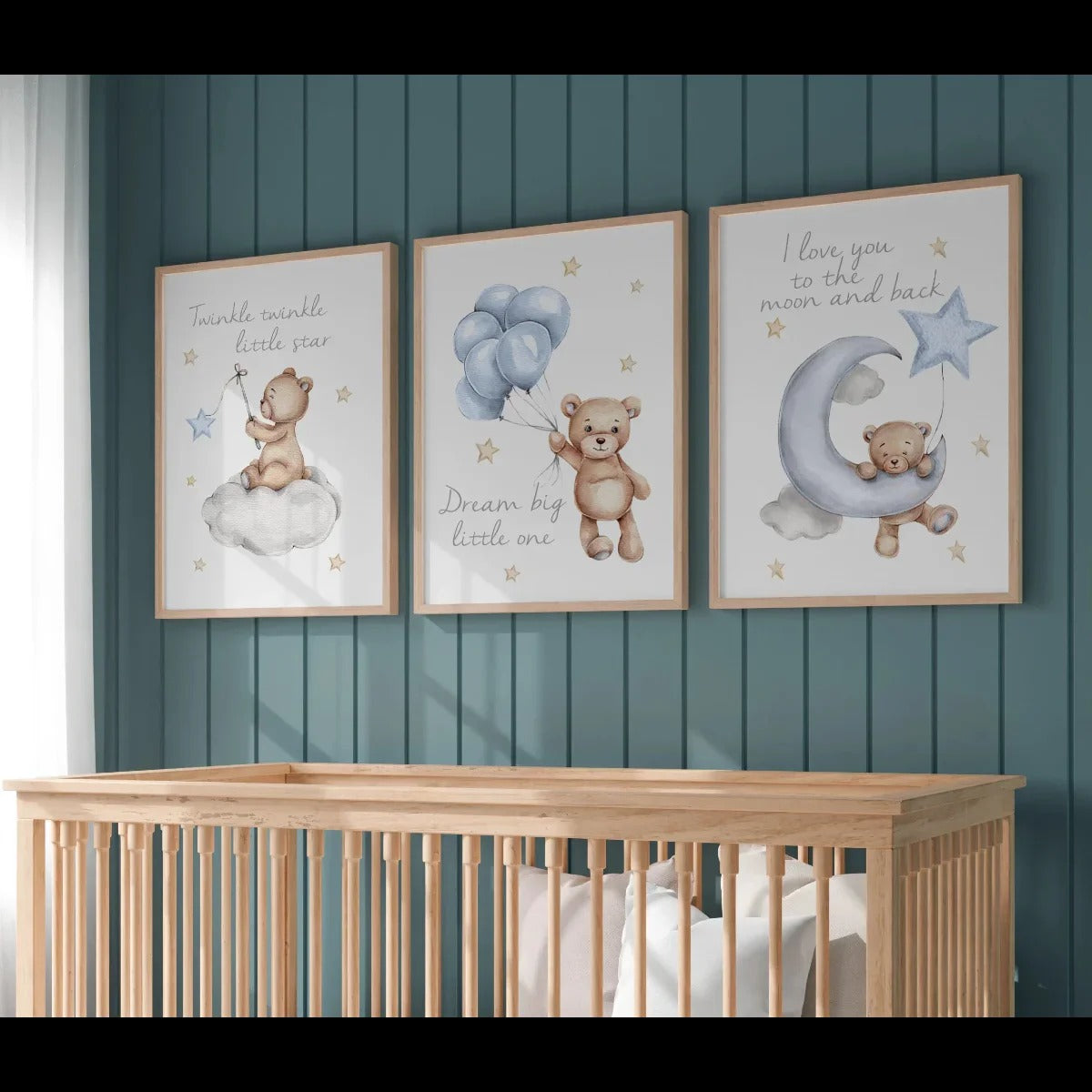 Affiches pastel Ourson Étoilé™ créant une ambiance tendre dans la chambre bébé.