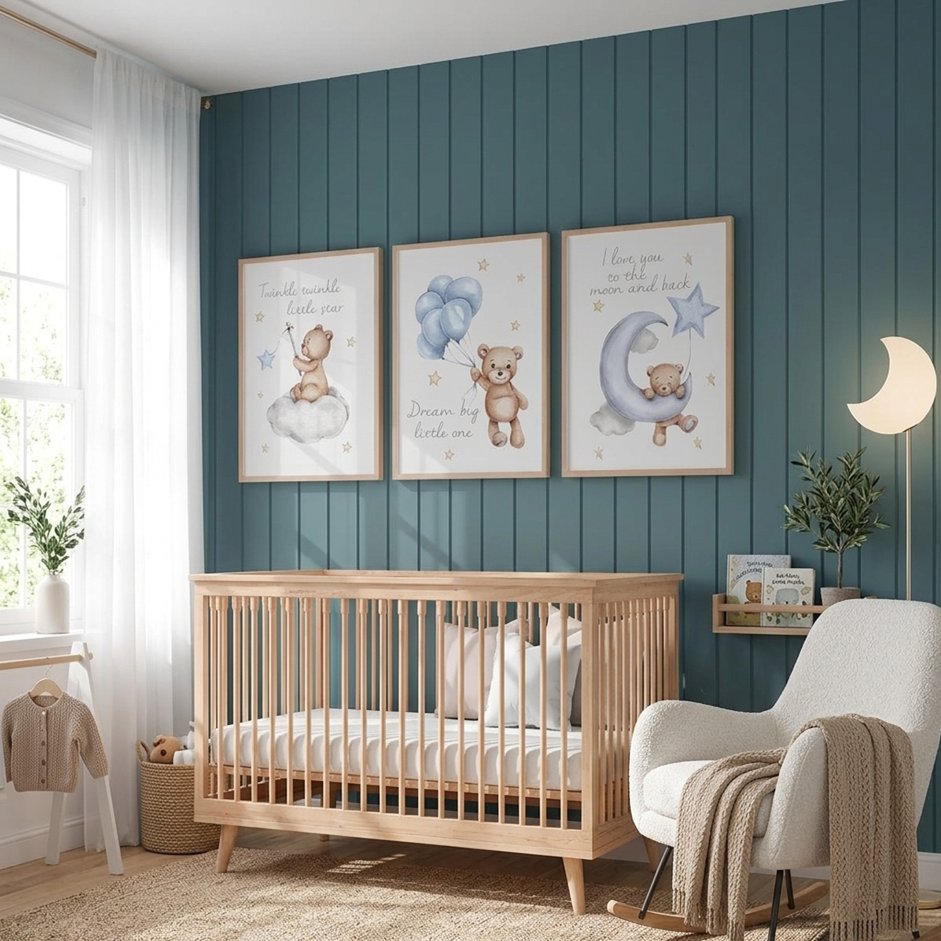 Ourson suspendu à une lune avec étoile dans un univers doux et apaisant.
